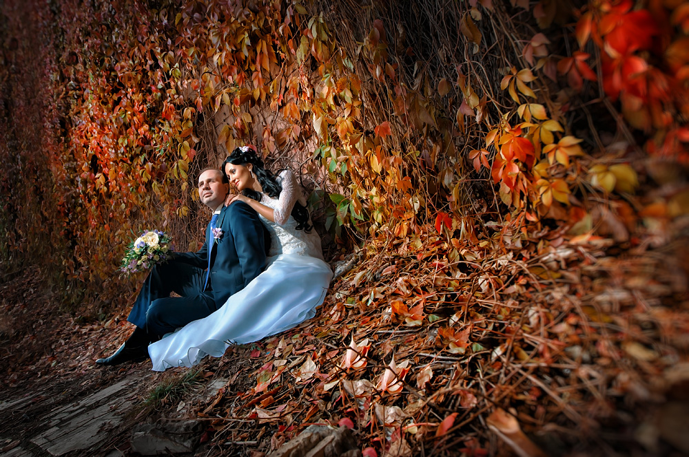 Свадьба в осенней листве