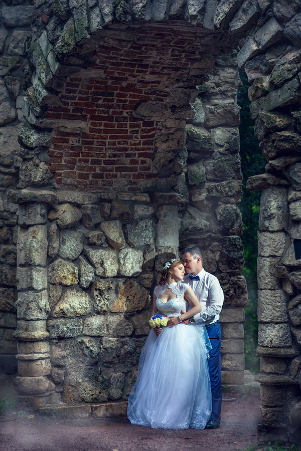 Жених и невеста в арке Царицинского парка