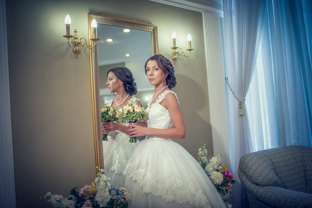 Невеста в Таганском загсе у зеркала