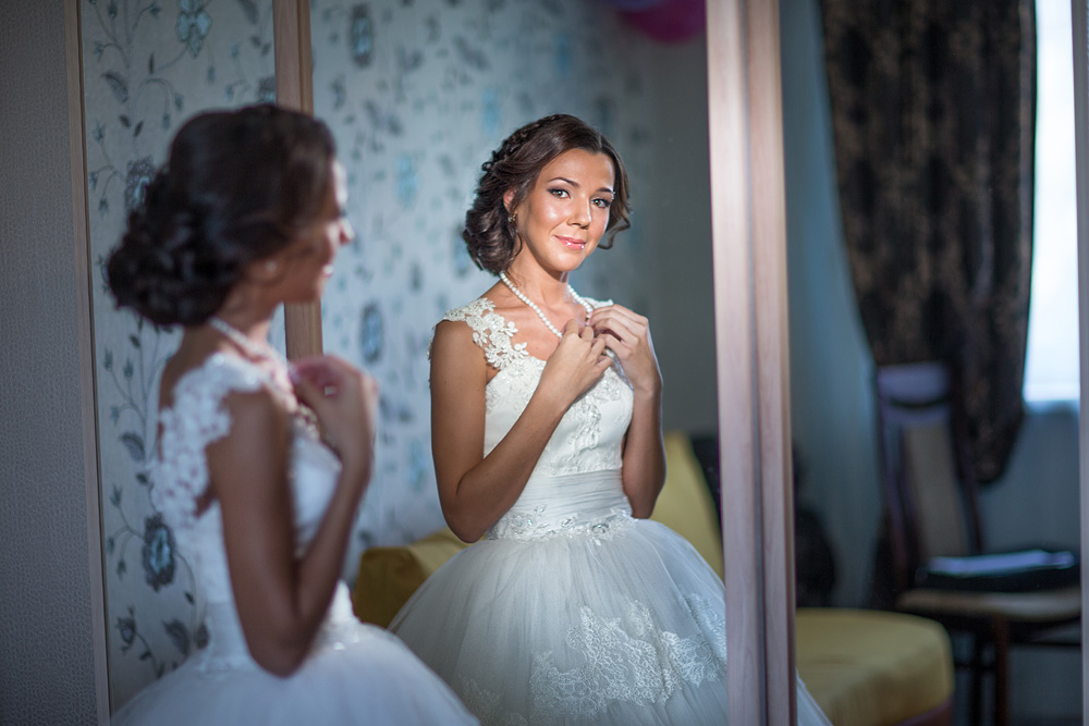 Невеста у зеркала