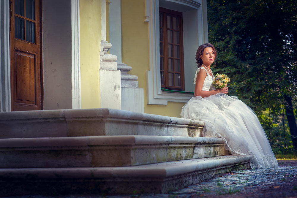 Невеста на ступенях дворца