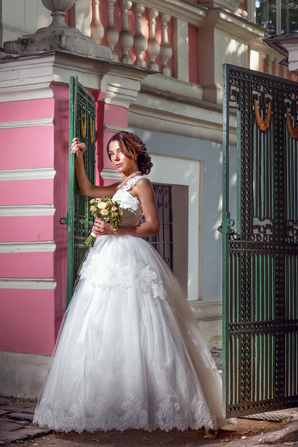 Невеста у ворот дворца