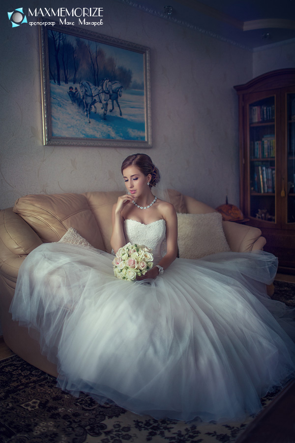 Портрет невесты на диване