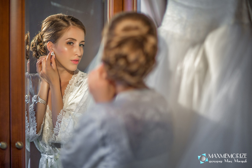 Невеста у зеркала